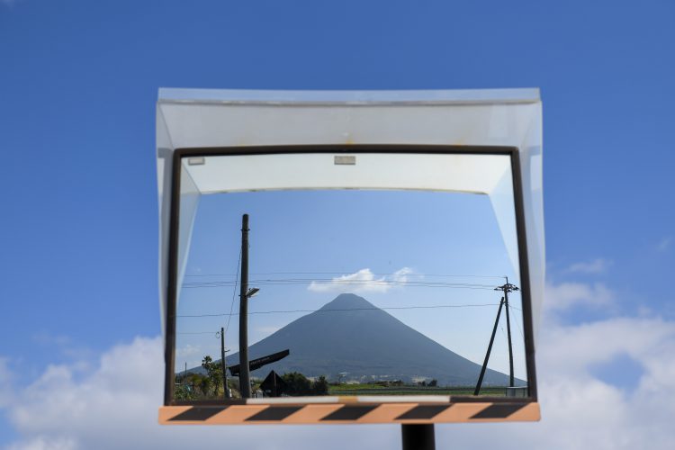 西大山駅のミラーに映る開聞岳